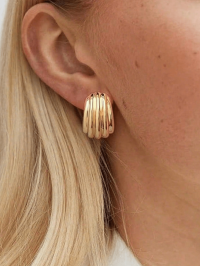 زوج من أقراط الأذن الكبيرة الملساء والأنيقة ذات الملمس الخشن باللون الذهبي للنساء، مثالية للارتداء اليومي