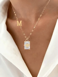 A Cute And Personalized Lady's Necklace Made Of Sparkling Branches And Leaves In The Shape Of A-Z Letters, Suitable For Daily Wear, Vacation, Travel, And Outings For Decoration During Photography.