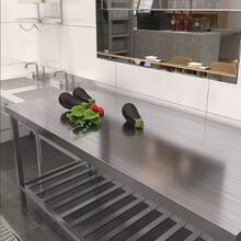 Papel contact de aço inoxidável, rasgue e cole, à prova d'água, à prova de óleo, adesivo resistente ao calor para parede e bancada de cozinha, papel de parede de metal prateado, adequado para backsplash de cozinha, papel de parede autoadesivo, lava-louças, película protetora para renovação de eletrodomésticos de geladeira