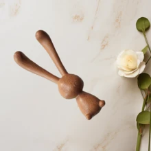 1 Stück Holzkaninchen Statue mit Massagestab - tragbarer Kopf- und Gesichtsmassagekamm, multifunktionale Innen-/Außen-Kreativdekoration, perfektes Weihnachtsgeschenk, Partyfavors, Halloween Atmosphäre Requisiten.
