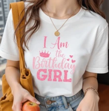 Camiseta estampada, print cita " I Am the Birthday GIRL " soy la del cumpleaños cumpleañera la chica del cumple corazones hearts corona crown , playera manga corta cuello redondo para mujer, blusa gráfica corte regular casual elástica. Ajuste cómodo para uso diario - Blanco - Ver 2