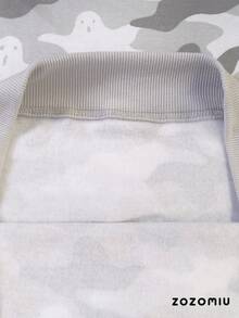 Sudadera moderna para mujer color gris claro con estampado completo de fantasmas en tonos grises y blancos estilo camuflaje divertido, confeccionada con mezcla de algodón, diseño casual y juvenil con acabado moderno y kiut, perfecta para chavas que buscan un look cómodo, fresco y original para el día a día o la temporada otoñal - Gris Claro - Ver 3