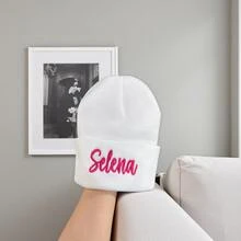 1顶纯色布艺刺绣名字针织帽，男女通用柔软针织帽，适合春秋冬季节，可定制名字，是圣诞礼物、生日礼物、个性化礼物的理想之选，也适合办公室、学校、教室、教师节、大学、同事、宿舍等场合佩戴。 - 彩色 - 查看 6