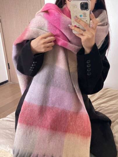 1条加大码格子围巾，柔软保暖，适合女士秋冬季搭配连衣裙