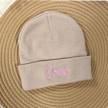 1顶纯色布艺刺绣名字针织帽，男女通用柔软针织帽，适合春秋冬季节，可定制名字，是圣诞礼物、生日礼物、个性化礼物的理想之选，也适合办公室、学校、教室、教师节、大学、同事、宿舍等场合佩戴。 - 彩色 - 查看 10