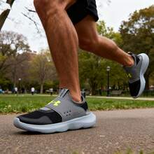 Under Armour Tênis de corrida masculino, leve, respirável e com amortecimento, para corrida em asfalto, cinza e preto, com fechamento em , sem cadarço, ideal para caminhadas, treinos na academia e uso casual. RUNPLA - Cinza/Preto - Ver 3