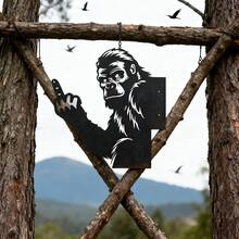 1 pieza Decoración de pared de metal con la criatura divertida del Pie Grande - Decoración espeluznante de Halloween, escenario gótico para exteriores/interiores, fácil de colgar con orificios pretaladrados - No se necesita electricidad, construcción de metal durable para jardín, patio, cabaña - Arte para el hogar con tema de criptozoología