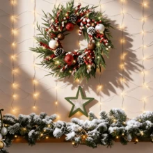 1件，圣诞花环装饰 - 绿色松树搭配红色浆果，白色和红色装饰球，松果，铃铛和拐杖糖。适用于门、墙、壁炉架装饰，以及家居装饰。