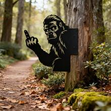 1 pieza Decoración de pared de metal con la criatura divertida del Pie Grande - Decoración espeluznante de Halloween, escenario gótico para exteriores/interiores, fácil de colgar con orificios pretaladrados - No se necesita electricidad, construcción de metal durable para jardín, patio, cabaña - Arte para el hogar con tema de criptozoología