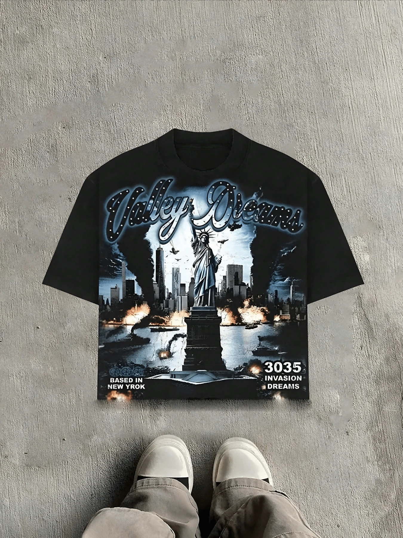 (220 Pieces Of Cotton T-Shirts) Men's Y2K Tee -Retro American Street Style! This American Street T-Shirt Features The "Statue Of Liberty" On The Front And "3035" On The Back, Along With "INVASION DREAMS" And "Peace" Etc. On The Bottom. The Loose And Retro Style Is Suitable For Young Men And Women For Daily Wear. - 黑色 - 查看 1