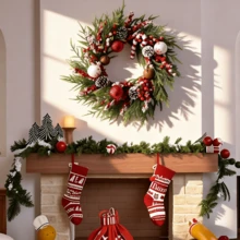 1件，圣诞花环装饰 - 绿色松树搭配红色浆果，白色和红色装饰球，松果，铃铛和拐杖糖。适用于门、墙、壁炉架装饰，以及家居装饰。