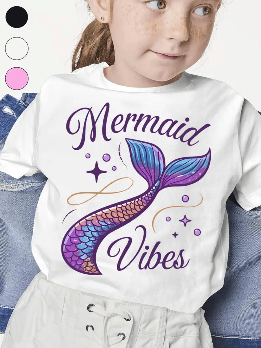 Camiseta 100% algodón con una cola de sirena iridiscente y escamas brillantes, acentuada por burbujas brillantes y estrellas centelleantes que capturan la magia submarina. - Blanco - Ver 1