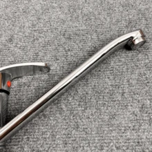 1 zestaw obrotowych 360-stopniowych przedłużek do kranu kuchennego lub balkonowego, bateria mieszaczowa do wody zimnej i ciepłej, wysokość 8,5 cm/3,35 cala, montaż na blacie z jednym otworem, kolor srebrny, z akcesoriami montażowymi