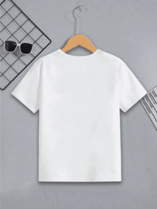 Un adorable dibujo animado de un chile con llamas y las palabras "Lindo pero picante" captura perfectamente un carácter divertido y enérgico para una camiseta 100 % algodón para niña. - Blanco - Ver 2