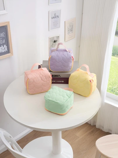 1. Túi đựng mỹ phẩm hình trái tim chần bông, kiểu dáng thời trang và giản dị, túi đựng mỹ phẩm có khóa kéo dung tích lớn, tiện dụng để đựng đồ dùng khi đi du lịch, văn phòng phẩm và nghỉ mát. Có thể đựng máy tính bảng, tai nghe có dây, tai nghe chụp tai, sạc điện thoại, son môi, mỹ phẩm, nước hoa, sản phẩm chăm sóc da và làm đẹp.