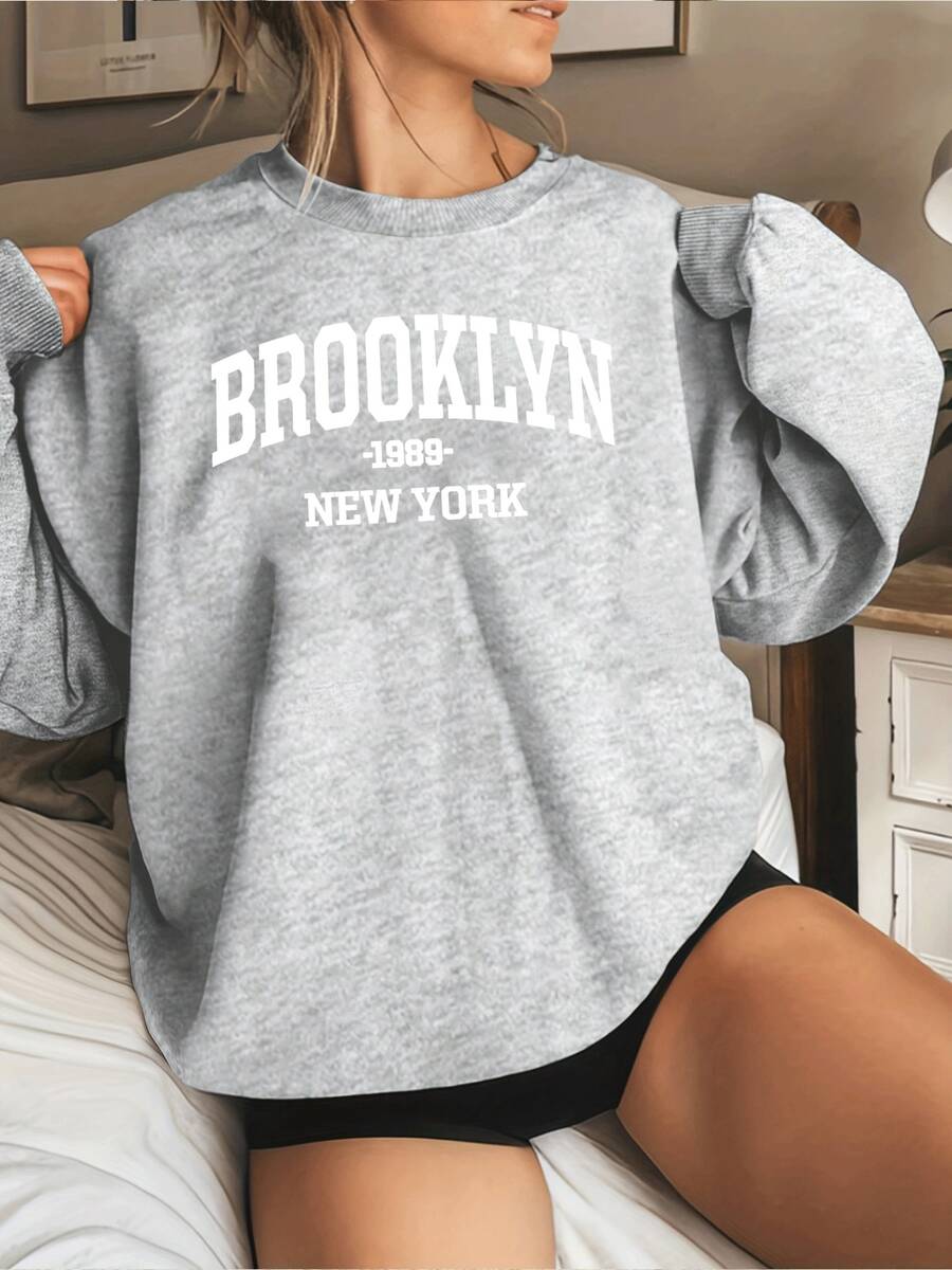 Sudadera de cuello redondo con estampado de letras gráficas de inspiración vintage para mujer, top informal holgado de manga larga con diseño arqueado llamativo, ropa de calle suave y acogedora para la moda de otoño e invierno. - Gris - Ver 1