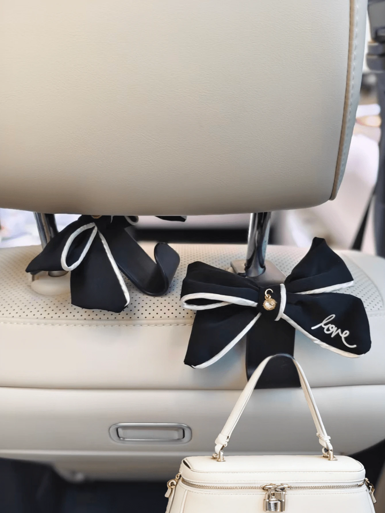 Crochet de suspension pour siège arrière, multifonctionnel, avec inscription << LOVE », accessoire auto pour femme. - Nœud papillon à lettres - Voir 1