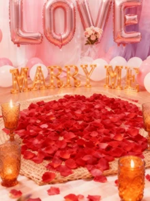 2000片人造丝红色玫瑰花瓣——非常适合撒在婚礼场地，营造浪漫氛围。也适用于求婚、婚礼通道装饰、礼盒填充。是烛光浪漫房间、派对装饰的理想之选。适合作为情侣礼物，也适用于节日和所有浪漫场合。