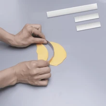 KLONKEE Bộ 4 dụng cụ cắt đất sét polymer gồm: Con lăn đất sét acrylic, tấm nhựa trong suốt hình chữ nhật, đế đỡ, lưỡi dao thép carbon dẻo dùng để tạo hình, điêu khắc DIY. - Nhiều màu - Xem 3