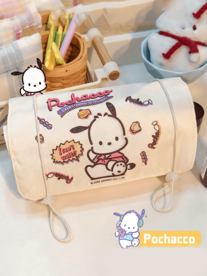 Bolsa de maquillaje Pochacco Cartoon con correa de hombro ajustable y bolsillo interior desmontable. Diseño divertido con un interior espacioso y lindos elementos de dibujos animados. Perfecta para artículos esenciales diarios y viajes. Adorable lazo rosa y orejas 3D. Diseñada para fans adorables y chicas que aman los personajes de Sanrio.