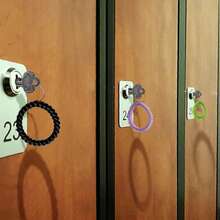 8 piezas Juego de llaveros de bobina de muñeca de superficie brillante y colorida de primavera, brazaletes y llaveros de bobina espiral elástica pequeños y convenientes para llaves, bolsas, mochilas, cordones de teléfono y accesorios cotidianos, surtido de colores aleatorios, acento de moda ligero para uso diario, agrega un brillo colorido a los atuendos, idea de regalo de primavera ideal y actualización de accesorios de temporada - Multicolor - Ver 3