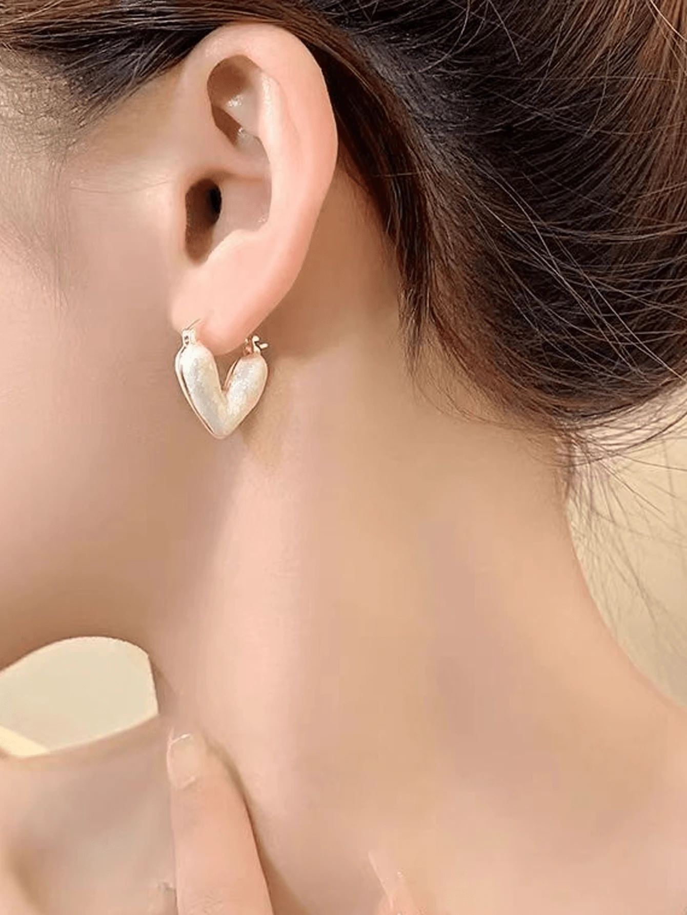 1 Paar Legierung Herz-förmige einfarbige Ohrklemmen, süße und sanfte Öltropfen Ohrringe, Braut Ohrringe, Brautjungfer Geschenke, geeignet für den täglichen Gebrauch und verschiedene Anlässe.