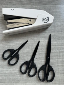 Este Conjunto de Duas Peças de Tesouras é uma ótima ferramenta. As Tesouras Pequenas são para tarefas precisas, como aparar linhas, enquanto as Tesouras Grandes lidam com trabalhos maiores como papel ou tecido. Ambas são afiadas e fáceis de usar. Tesouras de Costura, Tesouras de Alfaiate, Ferramentas de Costura, Outras Ferramentas de Costura.