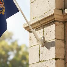 1 pieza/2 piezas Base de poste de bandera de plástico blanco, base de poste de bandera ajustable a 180°, accesorio de herramienta de decoración de fiesta, inserto inclinado de montaje en pared de plástico, requiere unidad de alimentación