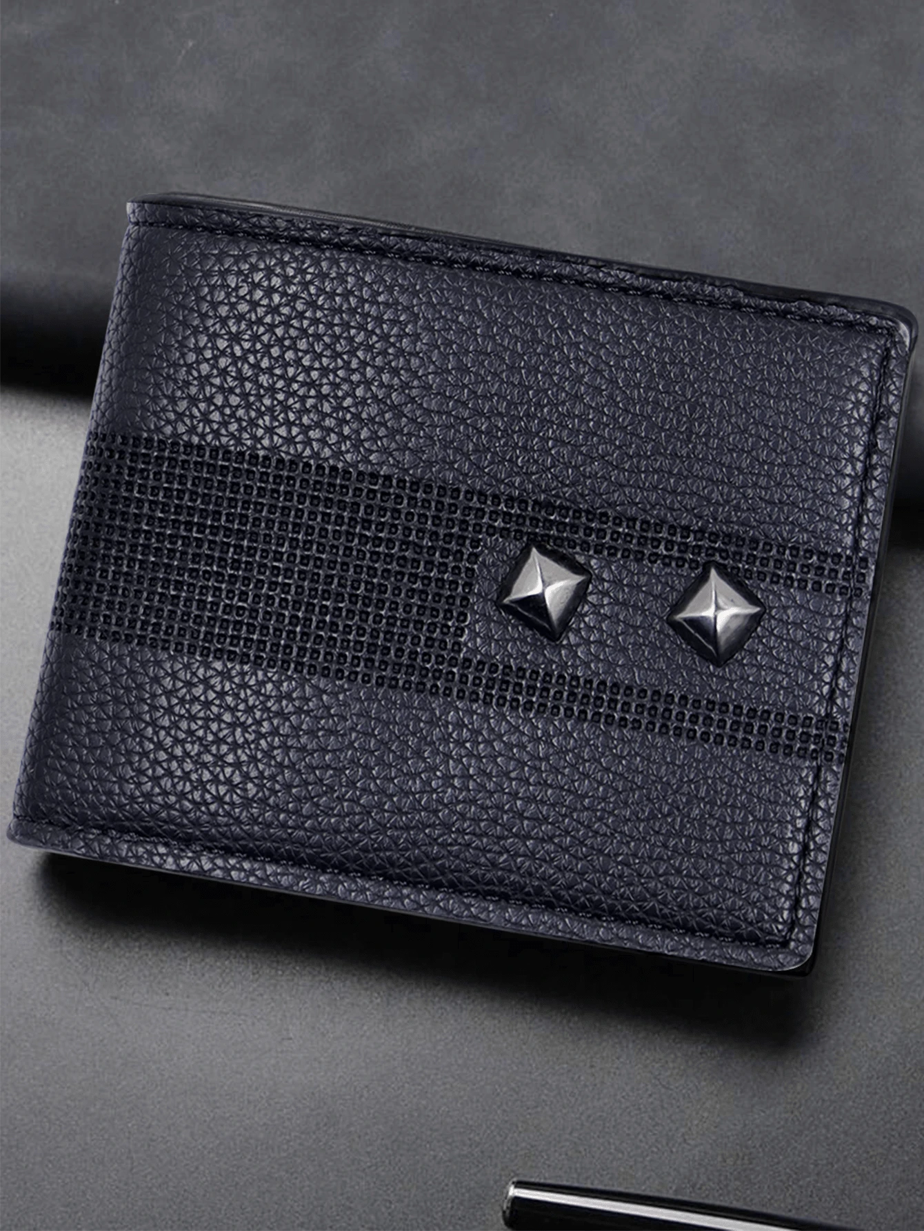 Cartera De PVC Suave Con Capacidad Grande, Ranuras Para Múltiples Tarjetas Y Diseño De Relieve Horizontal De Moda Para Hombre. - Negro - Ver 1