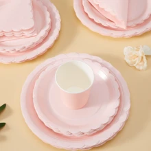 Dieses 100 Stücke rosa besticktes Einweg-Geschirr-Set beinhaltet 25 Dinner-Teller, 25 Dessert-Teller, 25 Papierbecher und 25 Servietten. Dieses praktische Geschirr-Set ist perfekt für Camping, Picknicks, Garten-Grillabende, Hochzeiten und Geburtstagsfeiern.
