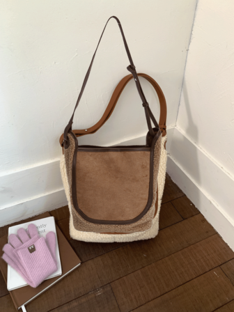 1個、多用途ファッション、高品質とニッチなデザイン、ポータブルショルダーバッグ、コントラストのスエード生地、マルチカラーのハードウェアデコレーション、オプションの大容量スクエアバッグ、レディースの日常通勤やショッピングに適しています。