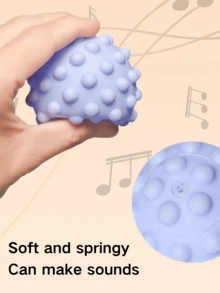 1个/3个/6个装宠物犬猫磨牙玩具。它们可以发出声音，帮助磨牙和清洁牙齿。球形设计可以吸引狗狗的注意力，促进互动。它们是有趣的宠物玩具。