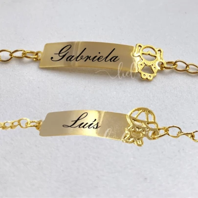 Pulseira Plaquinha Infantil Boneco Menino Menina Personalizada Com Gravação Nome Banhada A Ouro 18K