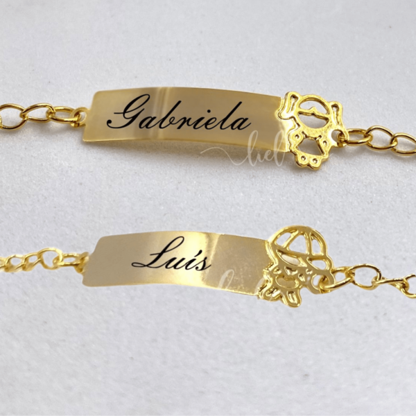 Pulseira Plaquinha Infantil Boneco Menino Menina Personalizada Com Gravação Nome Banhada A Ouro 18K