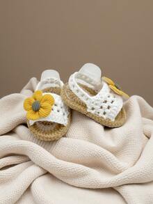 1 Paar gehäkelte Babysandalen mit gelber Sonnenblume, handgemachte Schuhe, beige