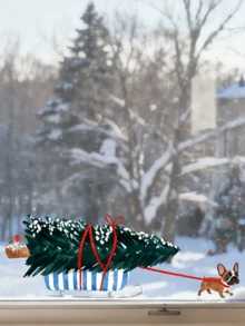 Autocollant de Noël pour chien et fenêtre, décoration de décalcomanie festive, avec un design de chien tirant un traîneau avec un arbre de Noël. Un autocollant de décoration de Noël unique pour le verre, le mur et la décoration de la pièce pendant la saison des fêtes. Autocollants de Noël, cadeaux de Noël, autocollants de Noël pour fenêtre, autocollants de Noël pour cadeaux, autocollants de Noël pour fenêtre