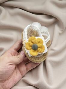1 Paar gehäkelte Babysandalen mit gelber Sonnenblume, handgemachte Schuhe, beige