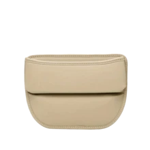 Wypełniacz szczelin w fotelu samochodowym, skórzany schowek na fotel samochodowy z uchwytem na kubek, uniwersalny organizer na szczeliny w fotelu, regulowany schowek na fotel. Przed zakupem zmierz szczelinę między schowkiem w samochodzie a środkiem foteli z przodu i z tyłu. Aby idealnie dopasować, szczelina powinna wynosić co najmniej 3 cm.