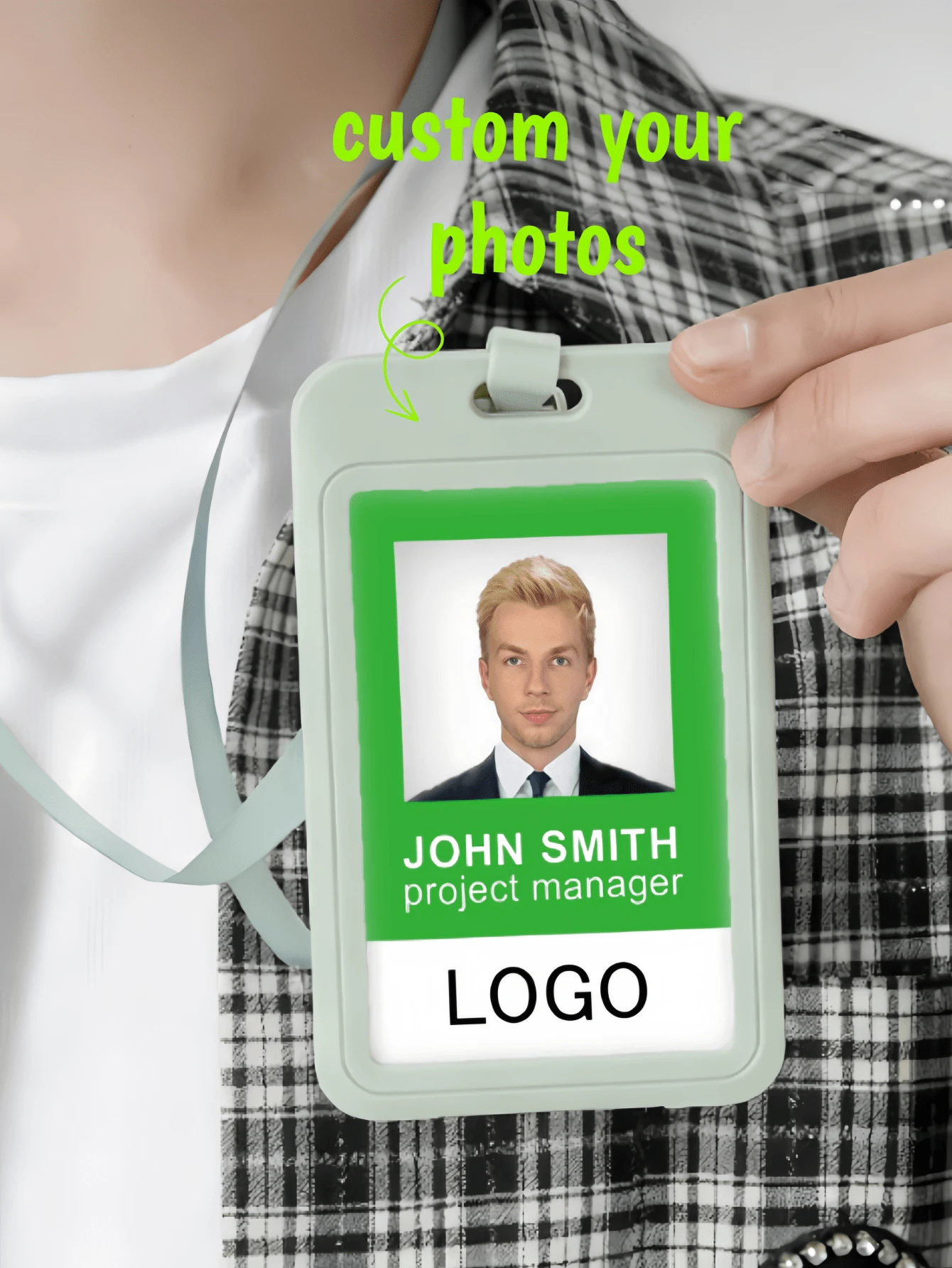 1/3 buc ecuson de identitate personalizat cu fotografie, cu sigla, fotografia și numele dvs., vine cu clemă pentru șnur. Personalizabil cu fotografie, nume, funcție și data angajării. Minimalist și elegant, personalizat și profesional. Cadou perfect în stil business pentru prieteni și iubite, ecuson de identitate unic pentru muncă, potrivit pentru companie, la locul de muncă, ziua de naștere, ceremonie de absolvire, petrecere de absolvire, Ziua Tatălui, Ziua Mamei, aniversări personalizate și alte ocazii.