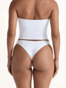 Blusa feminina sexy de alças cruzadas nas costas, com decote quadrado, elástica, modelagem justa e casual, ideal para o verão. Cor branca. - Branco - Ver 5