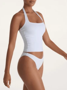 Blusa feminina sexy de alças cruzadas nas costas, com decote quadrado, elástica, modelagem justa e casual, ideal para o verão. Cor branca. - Branco - Ver 4