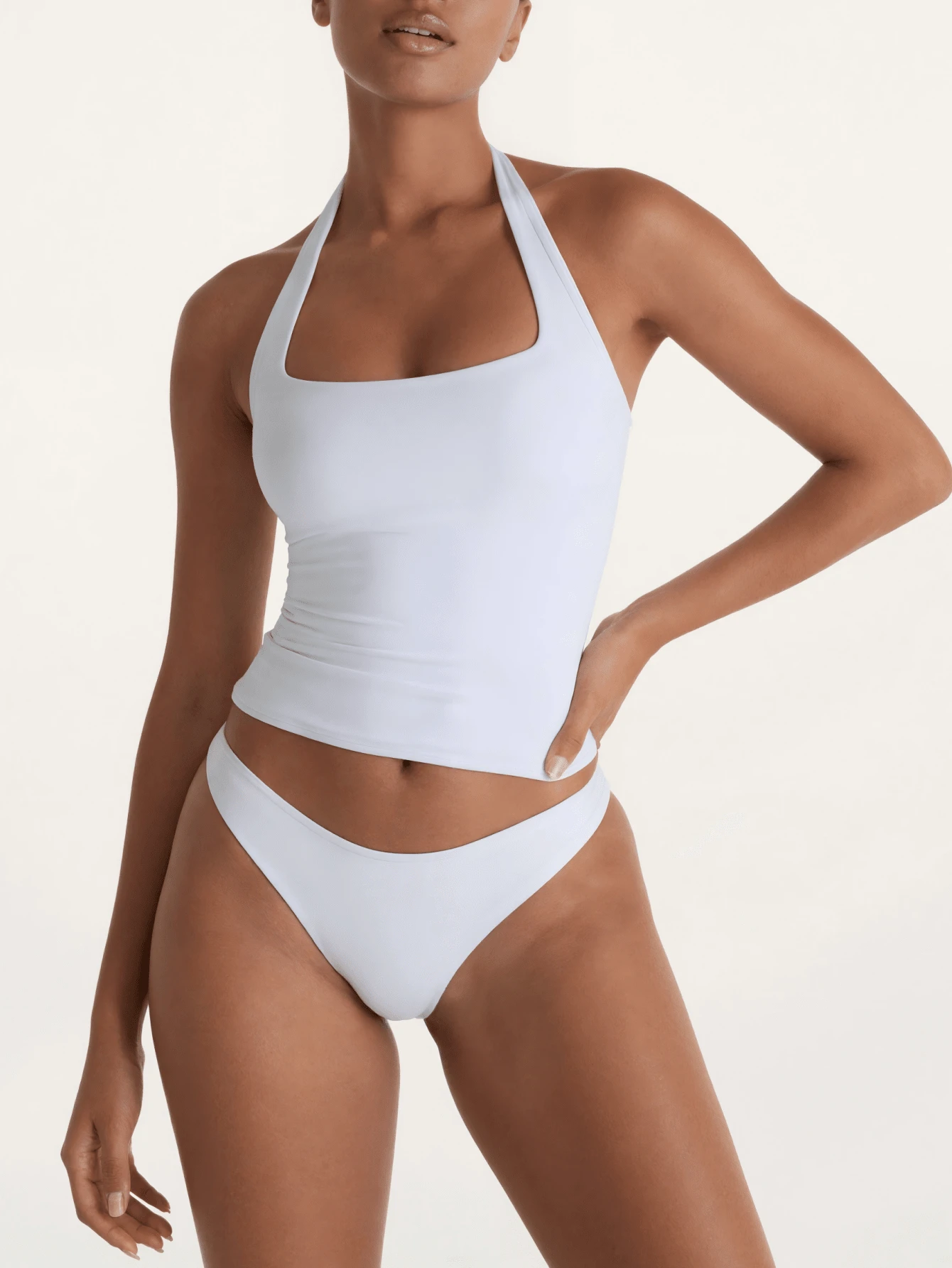 Blusa feminina sexy de alças cruzadas nas costas, com decote quadrado, elástica, modelagem justa e casual, ideal para o verão. Cor branca. - Branco - Ver 1