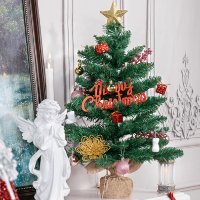 Sapin de Noël de 60 cm, convient pour la décoration de comptoir, l'aménagement paysager des rebords de fenêtre, la décoration d'entrée, à côté du canapé. Feuilles vertes à texture fine pour un aspect frais. Cadeau rouge, carte de vœux de Noël, boules d'ornement brillantes et mates, surmonté d'une étoile dorée brillante, atmosphère de Noël de luxe