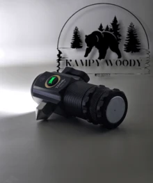 La Mini lámpara recargable USB 3 en 1 es tu compañera perfecta para el uso diario y aventuras al aire libre. Compacta y ligera, esta lámpara cabe fácilmente en tu bolsillo, que estés siempre preparado, ya sea para un día de senderismo, campismo, o simplemente para excursiones. Además de su función principal de iluminación, esta lámpara cuenta con herramientas esenciales que la hacen indispensable en situaciones de emergencia. Incluye una punta de metal para romper vidrios, un cortador  y un imán en la parte inferior, ideal para fijarla a superficies metálicas. - Negro - Ver 2