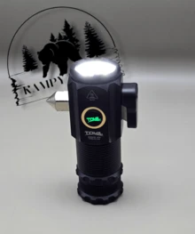 La Mini lámpara recargable USB 3 en 1 es tu compañera perfecta para el uso diario y aventuras al aire libre. Compacta y ligera, esta lámpara cabe fácilmente en tu bolsillo, que estés siempre preparado, ya sea para un día de senderismo, campismo, o simplemente para excursiones. Además de su función principal de iluminación, esta lámpara cuenta con herramientas esenciales que la hacen indispensable en situaciones de emergencia. Incluye una punta de metal para romper vidrios, un cortador  y un imán en la parte inferior, ideal para fijarla a superficies metálicas. - Negro - Ver 3