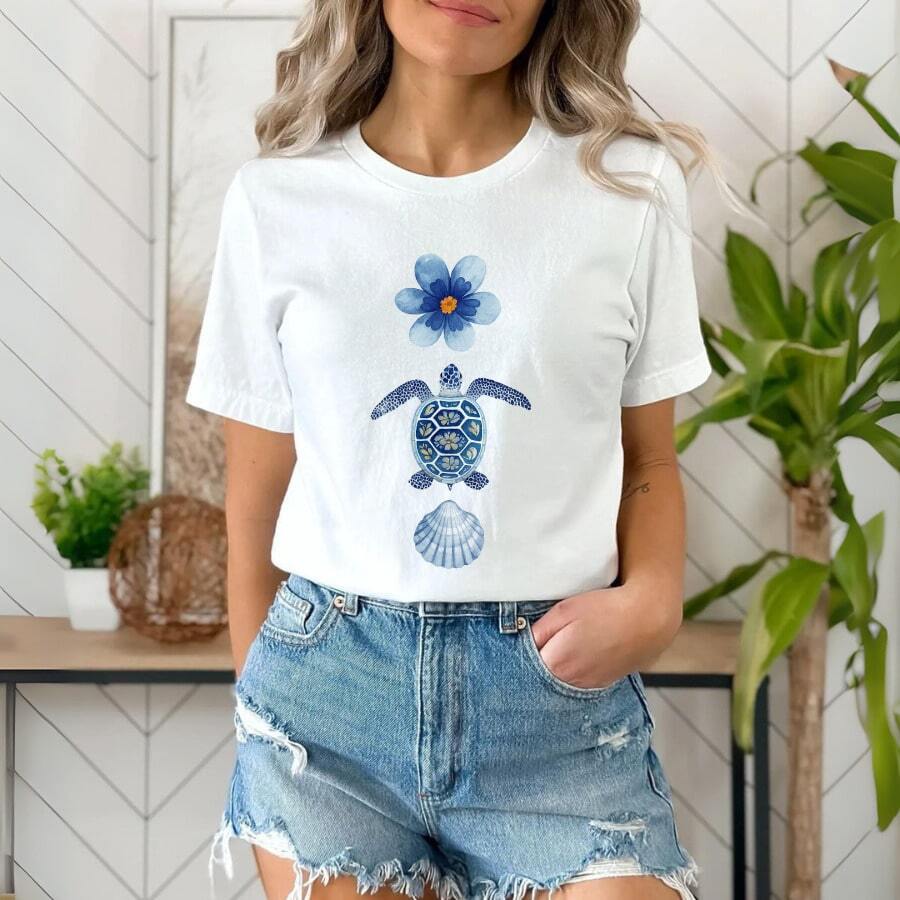 Camiseta Feminina Tartaruga e Flor Azul Moda Verão 2025 Estilo Praia Confortável Moderna