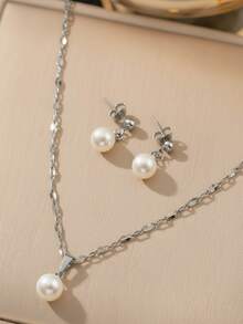 1 Set Elegant And Timeless Stainless Steel Women's Jewelry Set. This Jewelry Set Has A Classic And Luxurious Style, Available In Gold And Silver Colors. The Necklace Features A Delicate Chain And A Round Bead Pendant, While The Earrings Have Round Beads Suspended On A Gold-Tone Component With Secure Earring Backs. Suitable For Daily Wear To Add A Refined Touch. Ideal For Weddings, Anniversaries, And All Seasons.