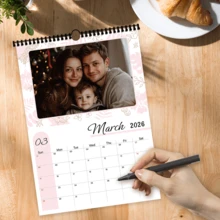 1-2 pezzi Calendario 2026, Floreale Rosa, Foto di Famiglia, Calendario Personalizzato da 12 Mesi, Regalo per la Migliore Amica, Regalo per Ragazze, Decorazione per la Casa, 12 Foto Diverse, Foto di Coppia, Foto di Matrimonio, Calendario da Parete per Famiglia, Personalizzazione Foto, Decorazione per la Casa, Regalo di Nuovo Anno, Personalizzazione Foto, Piccolo Regalo, Regalo per le Feste, Nuovo Anno, Adatto per Famiglia, Amici, Decorazione per Feste, Versione in Inglese