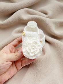 1 Pair Handmade Infant Shoes, Green Crochet Knit With White Flower, Button Closure - White - View 2
