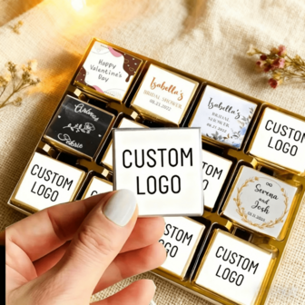 Specialdesignade mini-klistermärken med chokladgodis och presenter till festen kan skrivas ut med QR-koder/namn/e-postadresser